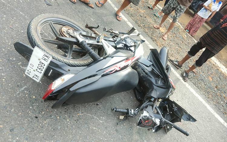 Sepeda motor Honda RevoX KH 6693 KK tergeletak di jalan setelah bertabrakan dengan sebuah mobil. (FOTO: FAHRIANSYAH)