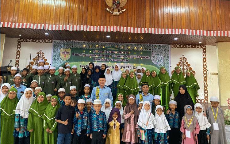 Bupati Gunung Mas Jaya S Monong bersama dengan peserta Festival Anak Soleh Indonesia (FASI) ke II dan pengurus BKPRMI, Sabtu, 21 Oktober 2023. (FOTO: IST)