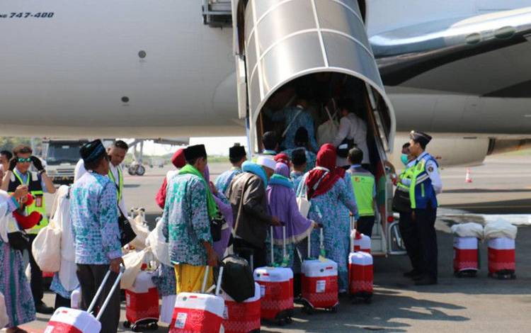 Ilustrasi - Jamaah calon haji yang akan naik pesawat di Bandara Internasional Juanda Surabaya. ANTARA/HO-AP I Juanda