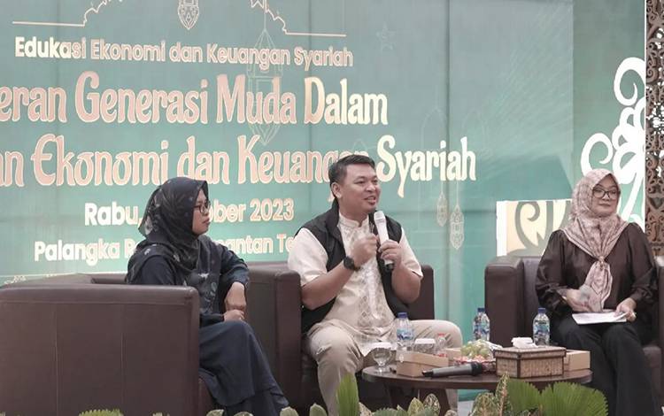 Heru Hidayat (tengah) memberikan edukasi ekonomi dan keuangan syariah kepada kalangan generasi muda pada kegiatan MES Kalteng. (FOTO: PRIBADI)