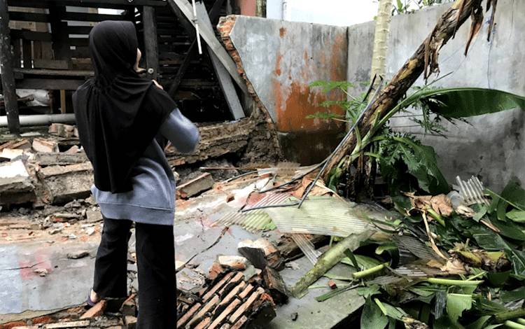 Tembok rumah warga ambruk pasca angin kencang disertai hujan di Jalan Rajawali III No. 2 Kelurahan Sidorejo, Pangkalan Bun, Kabupaten Kobar. (Foto:Istimewa)