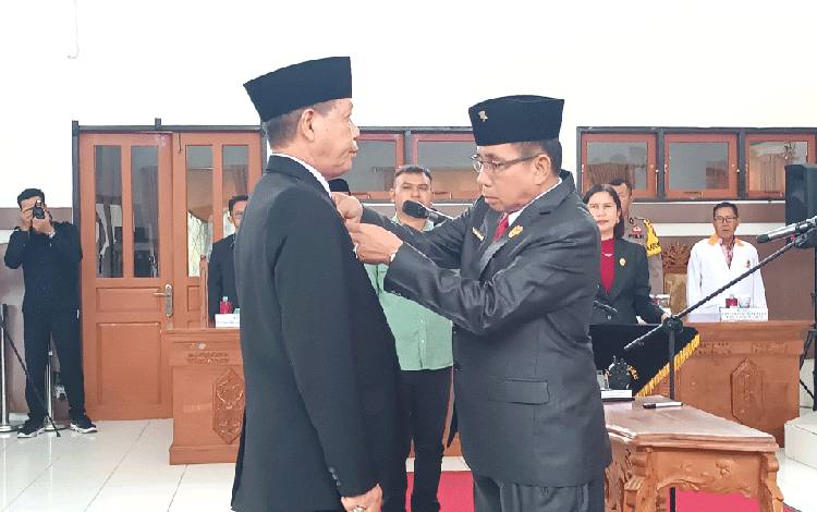 Ketua DPRD Gunung Mas Akerman Sahidar saat penyematan tanda anggota DPRD kepada Mambang A Singam, Senin, 23 Oktober 2023. (FOTO: RISKA YULYANA)