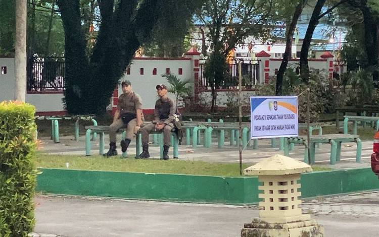 Anggota Satpol PP Kota Palangka Raya saat melakukan pengawasan di taman Jalan Yos Sudarso (Foto : Satpol PP Kota Palangka Raya)
