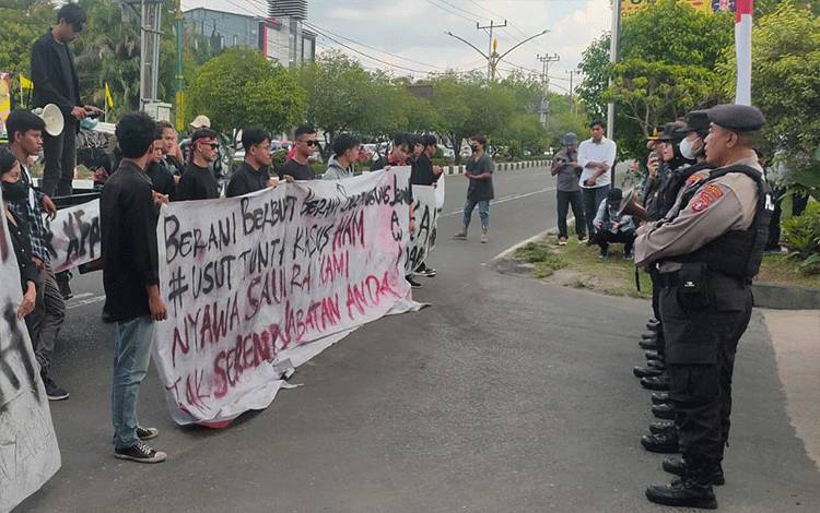 Anggota Gempar Peduli Seruyan melakukan aksi damai di Mapolda Kalteng, Senin, 23 Oktober 2023.(Foto : Pathur)