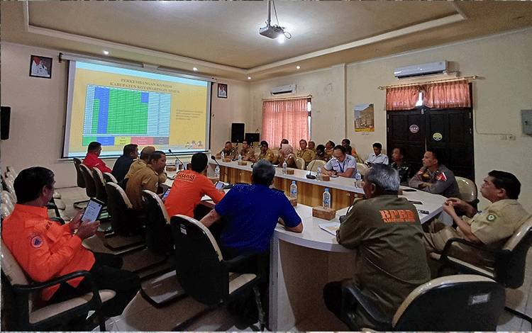 Rapat evaluasi status tanggap darurat karhutla di Gedung Pusdalops Kantor BPBD Kabupaten Kotawaringin Timur, Senin, 23 Oktober 2023. (FOTO: DEWIP)