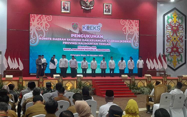 Pengukuhan Komite Daerah Ekonomi dan Keuangan Syariah Provinsi Kalimantan Tengah (Kalteng) tahun 2023-2025, yang diselenggarakan di Aula Jayang Tingang Kantor Gubernur Kalteng, Selasa, 24 Oktober 2023 (Foto: MARINI)