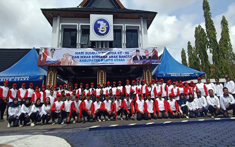 Pj Bupati Barito Utara Drs Muhlis, Plt Sekda, unsur FKPD dan pejabat lainnya foto bersama peserta HSP dan IBAB usai pelepasan di halaman kantor bupati, Selasa, 24 Oktober 2023. (Foto: Dhani)