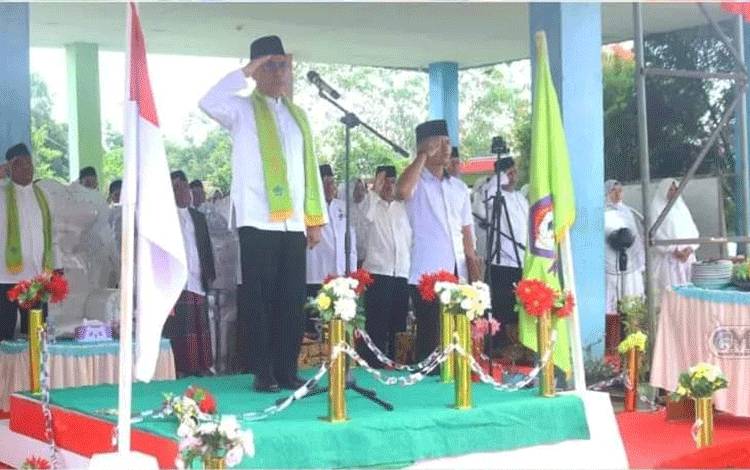 Pj Bupati Mura Hermon saat menjadi inspektur upacara peringatan Hari Santri Nasional di Puruk Cahu.