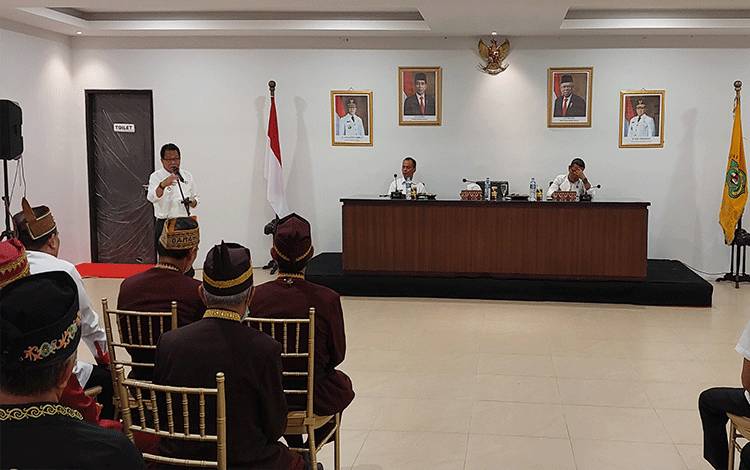 Suasana saat Pj Bupati Kapuas, Erlin Hardi saat membuka Rapat koordinasi penguatan lembaga kedamangan, Rabu, 25 Oktober 2023. (FOTO: DODI)
