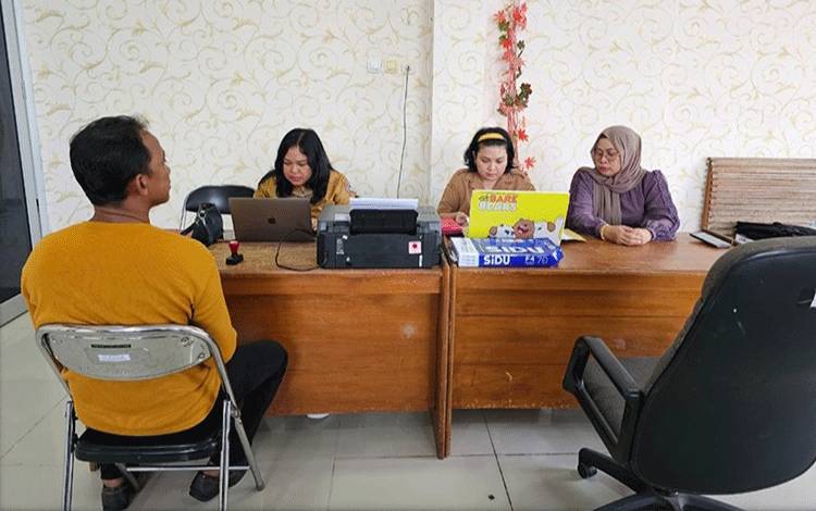 Suasana Pelayanan Perijinan On Site di DPMPTSP Kabupaten Kotawaringin Barat. (FOTO: DPMPTSP KALTENG)