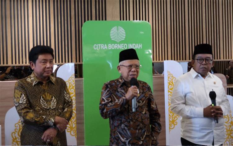 Wapres RI Ma'ruf (tengah) Amin saat diwawancarai awak media, di Hotel Mercure Pangkalan Bun. (Foto : DANANG)