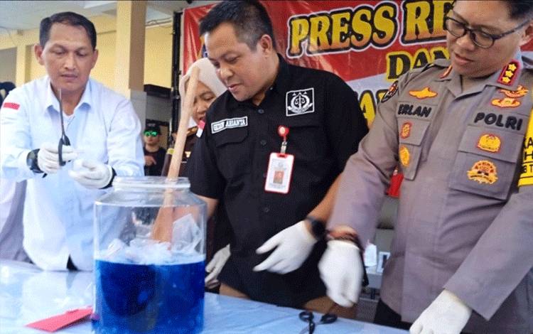Direktur Resesrse Narkoba Polda Kalteng Kombes Pol Nono Wardoyo saat memusnahkan barang bukti narkoba 1.014, 11 Gram (Foto : Pathur)