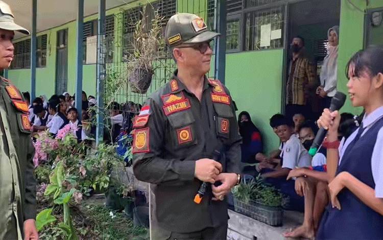 Personel Satpol dan Damkar Kapuas sosialisasi pencegahan kenakalan remaja ke SMPN 3 Selat. (FOTO: IST)