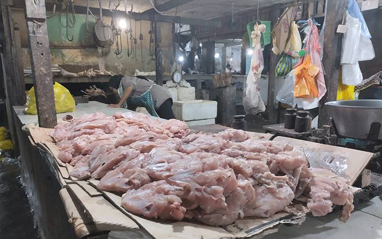Salah satu lapak pedagang daging ayam di Pasar Besar Palangka Raya.(FOTO: TESTI PRISCILLA)