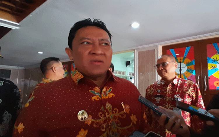 Wagub Provinsi Kalteng H Edy Pratowo saat diwawancara awak media, Kamis, 26 Oktober 2023. (Foto: MARINI)