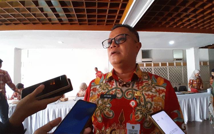 Kepala Dinas Pemberdayaan Masyarakat dan Desa (PMD) Provinsi Kalteng Aryawan, saat diwawancara awak media, Kamis, 26 Oktober 2023 (Foto: MARINI)