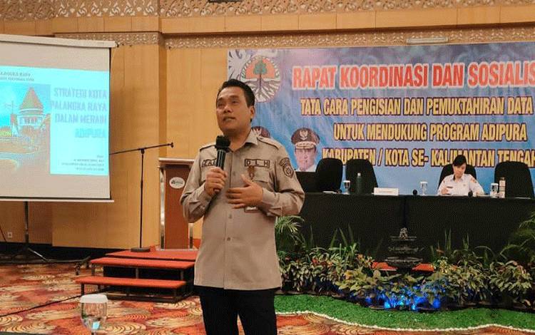 Kepala Dinas Lingkungan Hidup Kota Palangka Raya, Achmad Zaini memaparkan materi meraih piala adipura kepada peserta Bimtek SIPSN. (FOTO: HENDRI)