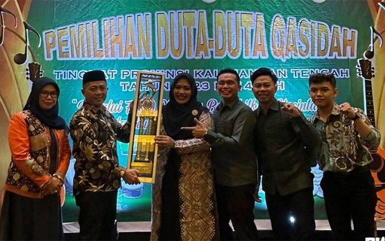 Penyerahan piala kepada DPD Lasqi Mura yang telah berhasil menjadi Juara Umum FSQ ke X tingkat Provinsi Kalimantan Tengah.