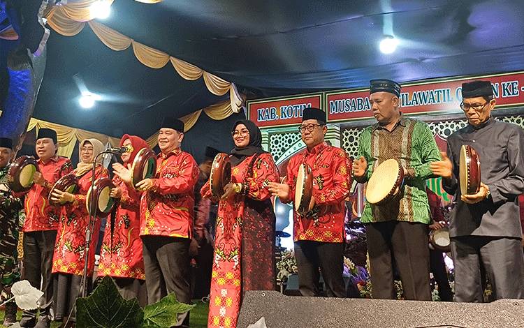Bupati Kotawaringin Timur Halikinnor membuka MTQ ke-54 dan Festival Seni Qasidah Tingkat Kabupaten di Parenggean, Sabtu, 28 Oktober 2023. (FOTO: DEWIP)