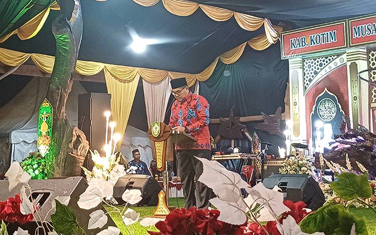 Kepala Kementerian Agama Kabupaten Kotawaringin Timur Khairil Anwar memeberi sambutan dalam pembukaan MTQ ke-54 tingkat kabupaten di Kecamatan Parenggean, Sabtu, 28 Oktober 2023. (FOTO: DEWIP)