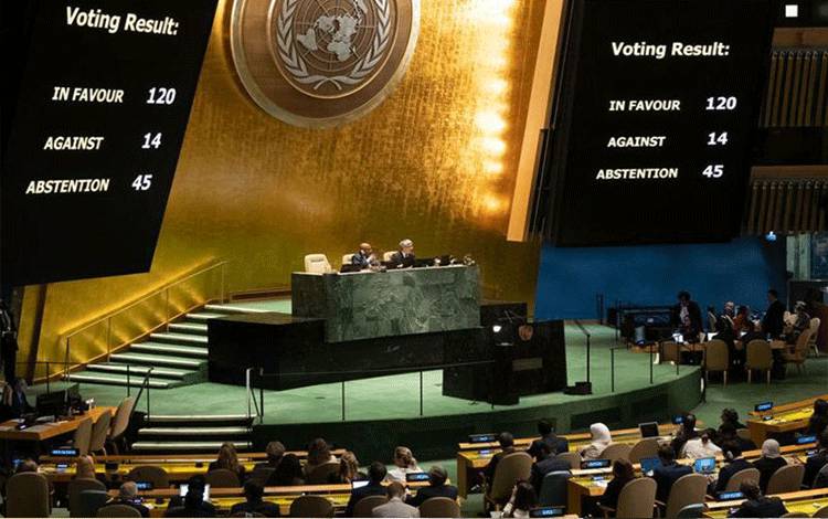 Para anggota Majelis Umum Perserikatan Bangsa Bangsa mengikuti pemungutan suara untuk resolusi yang diajukan dalam sidang darurat ke-10 menyangkut situasi di Wilayah Palestina Yang Diduduki. (UN Photo/Evan Schneider)