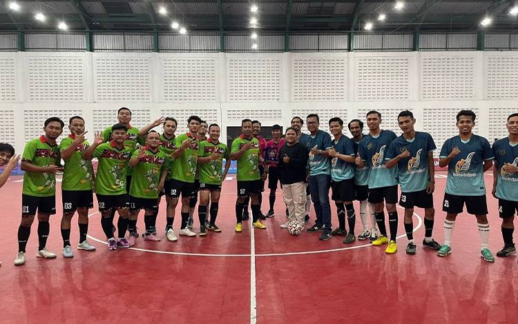 Foto bersama antara pemain PWI Kotim dan Pelanduk FC di lapangan futsal Gor Koni Sampit, Kabupaten Kotawaringin Timur (Kotim), Sabtu, 28 Oktober 2023. (FOTO: IST)