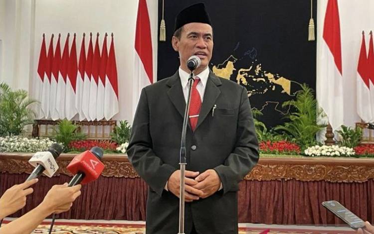 Dokumentasi - Menteri Pertanian (Mentan) RI Andi Amran Sulaiman saat menyampaikan keterangan kepada wartawan di Istana Merdeka Jakarta, usai agenda pelantikan jabatan, Rabu (25/10/2023). (ANTARA/Yashinta Difa.)