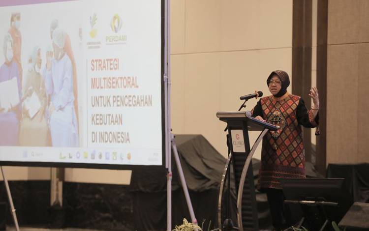 Menteri Sosial Tri Rismaharini dalam acara World Sight Day 2023 atau Hari Penglihatan Sedunia di Hotel Claro, Makassar, Sabtu (28/10/2023). (ANTARA/HO-Kemensos)