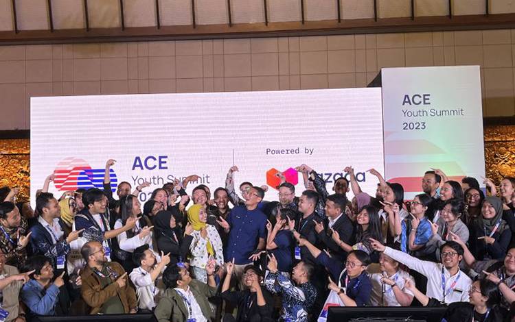 Menteri Pariwisata dan Ekonomi Kreatif (Menparekraf) Sandiaga Uno foto bersama para pembicara dan peserta The Asian Creative and Digital Economy Youth Summit (ACE-YS 2023), di Taman Mini Indonesia Indah (TMII), Jakarta, Minggu (29/10/2023). ANTARA/M. Baqir Idrus Alatas