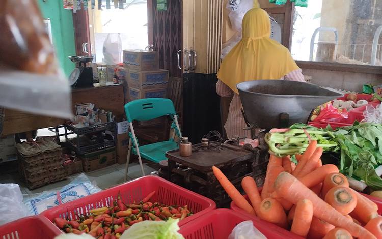 Salah satu lapak pedagang sayur di wilayah Palangka Raya. Tampak dijual juga cabai rawit, salah satu komoditi yang disebut alami kenaikan harga. (FOTO: TESTI PRISCILLA)