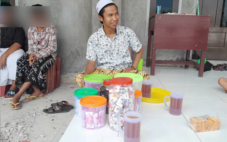 Abdur Rohman, korban penipuan hipnotis oleh 2 orang tidak dikenal yang mengaku sales produk snack yang terjadi di Pesantren SMP Miftahul Ulum yang berlokasi di Desa Pasir Panjang, Kecamatan Arsel 18 Oktober 2023.