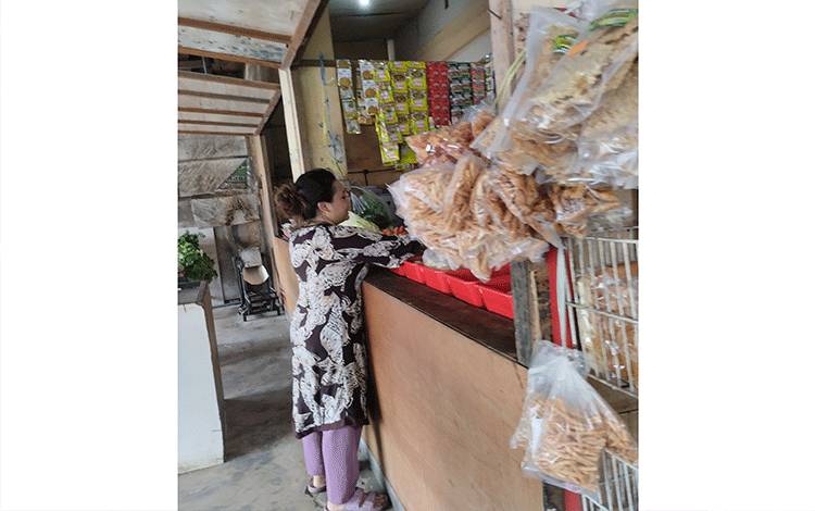 Warga berbelanja di sebuah warung sayur pinggir jalan Kota Palangka Raya. (FOTO: TESTI PRISCILLA)