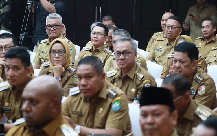 Pj Wali Kota Palangka Raya Hera Nugrahayu (berkerudung) saat mengikuti rapat koordinasi pejabat daerah di kantor Kemendagri Jakarta Pusat (Foto : Prokom Palangka Raya)