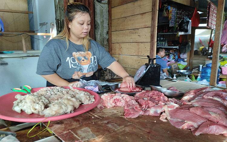 Pasokan daging babi di pasar Palangka Raya masih normal dan dengan harga yang masih tinggi sehingga Palangka Raya kebanjiran stok babi dianggap tidak tepat.(FOTO: TESTI PRISCILLA)