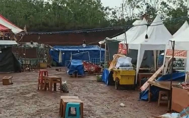 Kondisi tenda bazar UMKM di Kecamatan Parenggean setelah diterpa angin kencang, Selasa, 31 Oktober 2023.