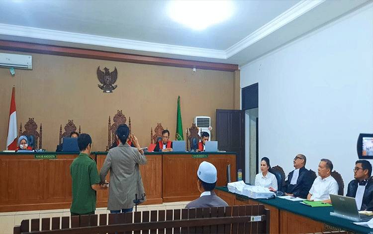 Saksi Yunita Kurniawati Lion saat disumpah sebelum memberikan keterangan di Pengadilan Tipikor Palangka Raya, Selasa, 31 Oktober 2023 (Foto : Apriando)