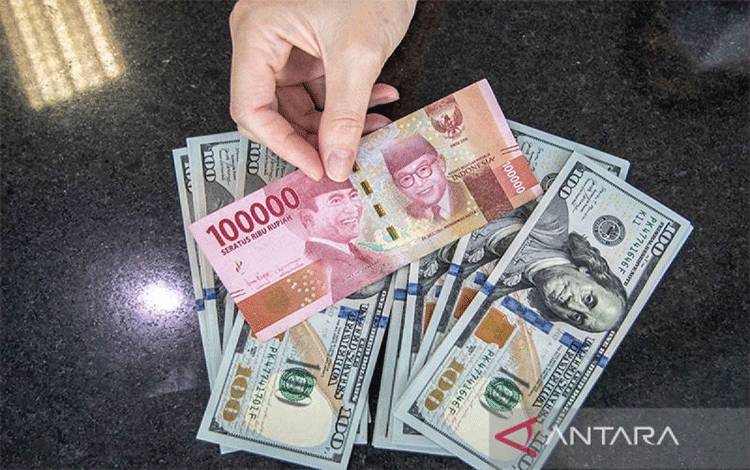 Petugas menunjukan uang pecahan Rupiah dan dolar AS di gerai penukaran mata uang asing VIP (Valuta Inti Prima) Money Changer, Jakarta, Selasa (4/10/2022). ANTARA FOTO/Muhammad Adimaja/aww.