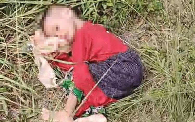 Tangkapan video penemuan seorang anak perempuan di Pom Bensin Jalan Tjilik Riwut Km 8, Sampit, Rabu, 1 November 2023. (FOTO: IST)