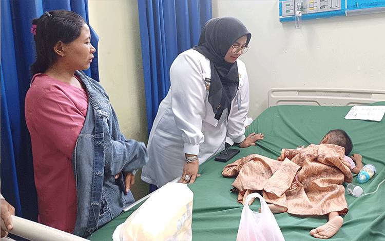 Wakil Bupati Kotawaringin Timur Irawati bersama seorang ibu yang kehilangan anak 2 tahun lalu mengunjungi bocah terlantar di RSUD dr Murjani Sampit, Rabu, 1 November 2023. (FOTO: DEWIP)