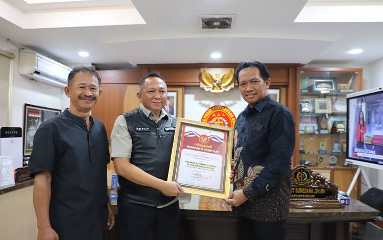 Kepala Pusat Penerangan Hukum Kejaksaan Agung (Kejagung) Ketut Sumedana mewakili Jaksa Agung dalam menerima penghargaan. (FOTO: Puspenkum Kejagung)