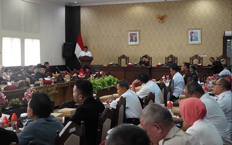 Wakil Gubernur Kalimantan Tengah (Kalteng), Edy Pratowo saat mewakili gubernur Kalteng di Ruang Rapat Gabungan DPRD Kalteng, Rabu, 1 November 2023.(FOTO: AGUNG)