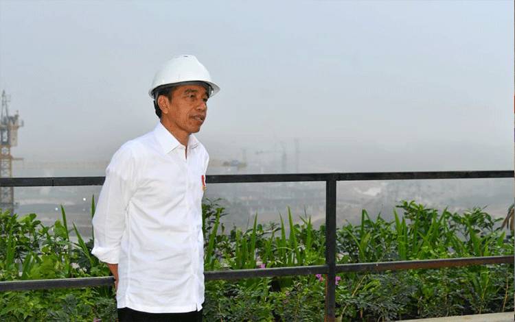 Presiden Joko Widodo meninjau progres pembangunan Ibu Kota Nusantara di Kabupaten Penajam Paser Utara, Kalimantan Timur, Kamis (2/11/2023). (ANTARA/HO-Biro Pers Sekretariat Presiden)