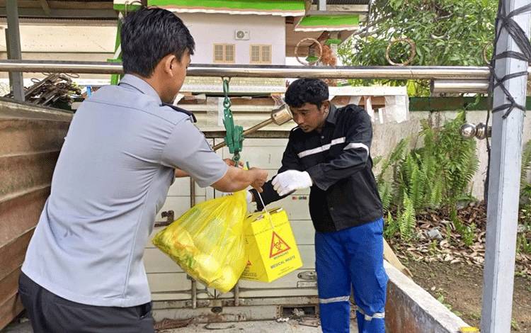 Lapas Sukamara menyerahkan limbah medis kepada pihak Dinas Kesehatan Sukamara. (FOTO:Lapas Sukamara)