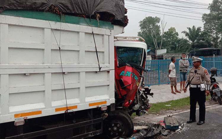 Kanit Gakkum Satlantas Polresta Palangka Iptu Eko Nurhanto saat mengecek secara langsung kondisi truk terlibat kecelakaan (Foto : Satlantas Polresta Palangka Raya)