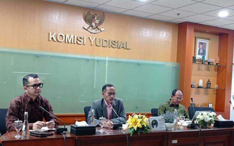 Ketua Bidang Pengawasan Hakim dan Investigasi KY Joko Sasmito (tengah) dalam konferensi pers di Gedung KY, Jakarta, Jumat (3/11/2023). (ANTARA/Sanya Dinda)