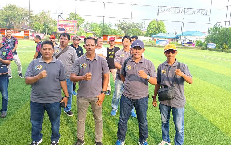 Atlet PWI Kabupaten Barito Utara saat mengikuti kegiatan pembukaan Porwada di lapangan mini soccer R88, Kota Palangka Raya, Jumat 3 November 2023. (FOTO: DHANI)