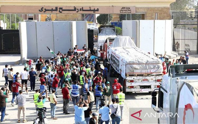 Truk-truk pengangkut bantuan kemanusiaan memasuki Gaza dari titik penyeberangan pada perbatasan Gaza-Mesir di Rafah, Mesir, Sabtu (21/10/2023). ANTARA/Xinhua/Ahmed Gomaa/tm/am.