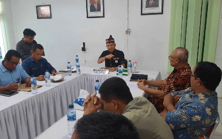 Bupati Gunung Mas Jaya S Monong saat memimpin rapat bersama dengan PT ATA dan masyarakat di empat desa sekitar,Jumat, 3 November 2023. (FOTO: IST)