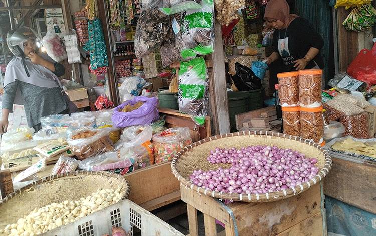 Penjual sembako termasuk bawang merah di Pasar Besar, Palangka Raya.(FOTO: TESTI PRISCILLA)