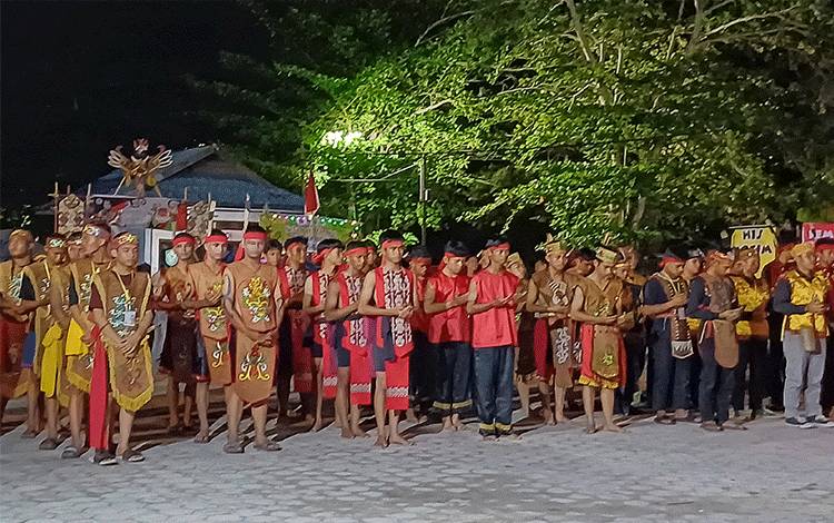 Pelajar mengikuti upacara pembukaan kemah budaya di Halaman Museum Kayu Sampit, Sabtu malam, 4 November 2023. (FOTO: DEWIP)